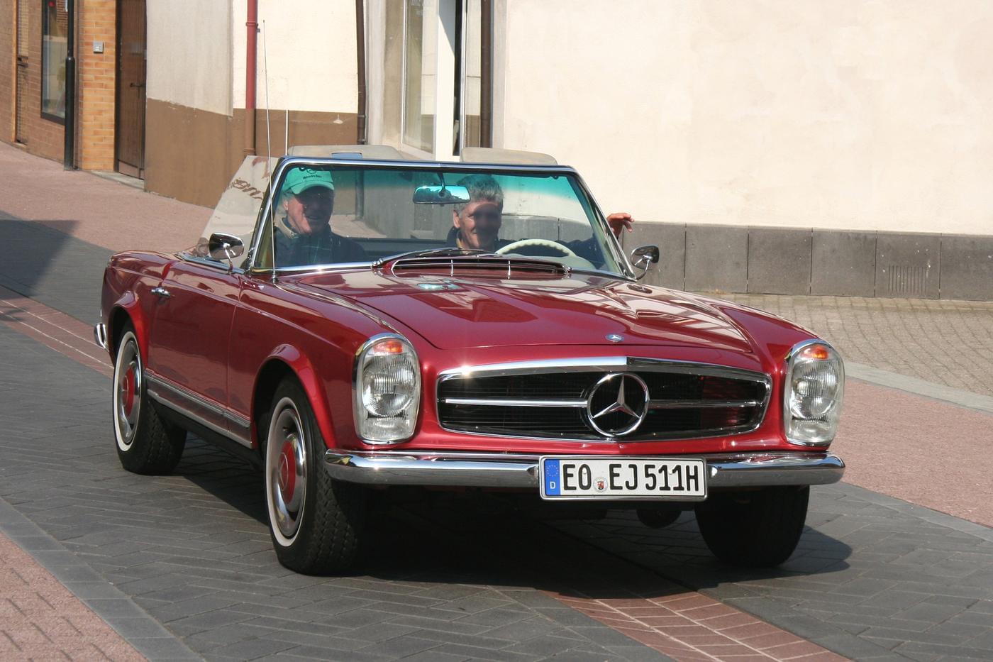 Mercedes-Benz W113 | red